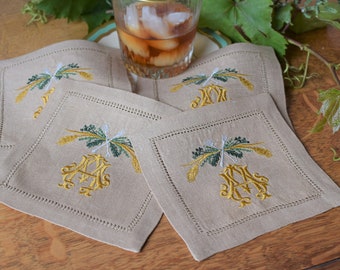 Ensemble de 4 serviettes de cocktail en lin brodé, conception de la ferme à la table, personnalisé avec monogramme antique de 2 lettres; Serviettes faites à la main