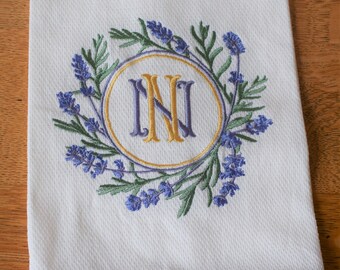 Torchon brodé avec couronne de lavande et monogramme à deux lettres de votre choix, cadeau d’hôtesse, cadeau de fête, serviette faite à la main