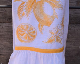 Serviette de sac de farine ébouriffée brodée; Toile Lemon Design; Décor de cuisine; Cadeau d’hôtesse; Conception botanique de toile au citron; Motif de citron brodé