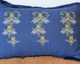 Oreiller lombaire brodé sur toile de lin; motif floral fantaisiste en bleu, vert, or métallique