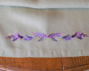 Coureur de table de lin, 17 x 85 pouces avec environ 11 pouces de conception de lavande brodée à chaque extrémité, linge de Pâques, linge d’été, linge de fête