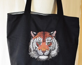 Sac à main avec grand design tiger brodé; Poche de téléphone portable, fermeture magnétique, porte-clés, entièrement doublé, deux poches intérieures.