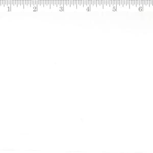 Puede incluir: Una regla blanca con marcas y números negros, que mide hasta 17,78 cm. La regla tiene marcas en centímetros y fraccionarias, proporcionando mediciones precisas para varios proyectos. Es una herramienta estándar para medir la longitud.