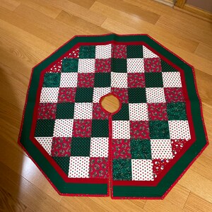 Christmas tree skirt, quilted Christmas tree skirt, Xmas tree skirt, red and green tree skirt, Christmas decor, octagon tree skirt Item #485