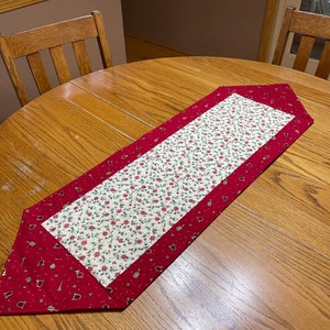 Christmas table runner, holiday table runner, Christmas table mat, Christmas decor, Christmas table decor, table decorations  Item #513