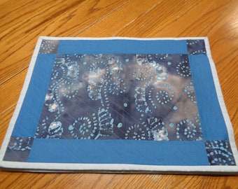 Blue batik  Quilted placemats, Modern Place mats, Modern Table Decor, Table Mats, Blue table mats, Quilted place mats  Item #139