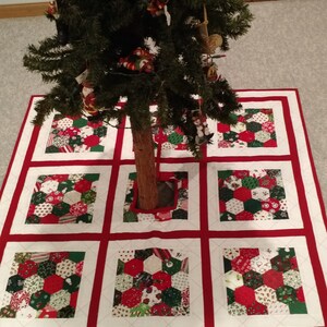 Christmas tree skirt, quilted Christmas tree skirt, Xmas tree skirt, red green tree skirt, Christmas decor, square tree skirt  Item #506
