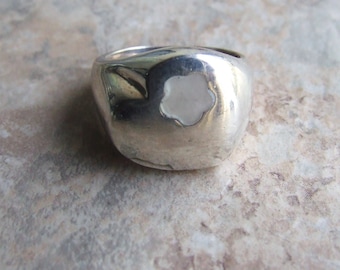 Anillo de plata de ley con forma de corazón, envío gratis. Anillo de plata de ley con forma de corazón y piedra de nácar. Talla 8.5.