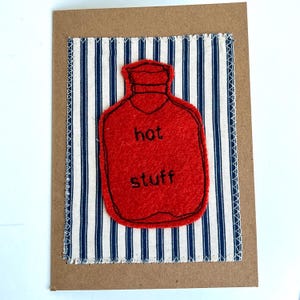 Carte faite main HOT STUFF avec bouillotte en broderie en piqué libre