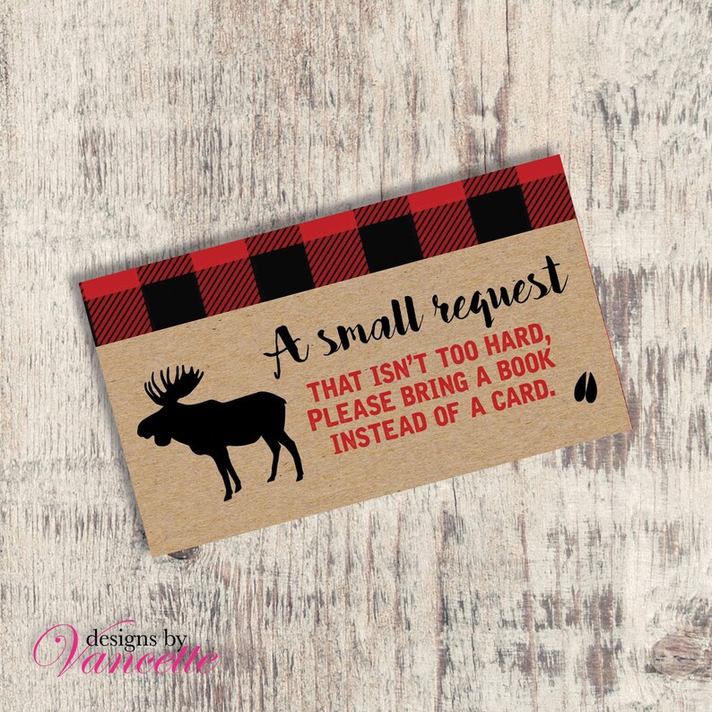 Pu&ograve; includere: Biglietto rettangolare con sfondo in carta kraft e bordo a scacchi rossi e neri. Il biglietto presenta una silhouette di alce nera e il testo "A small request, that isn't too hard, please bring a book instead of a card."