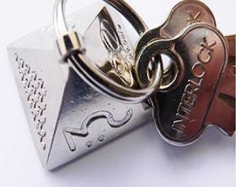 Ki-bal - Mini Pyramide Schlüsselanhänger Energie Balancer und EMF-Schutz. Legen Sie Ihre Schlüssel darauf ab und seien Sie geschützt und harmonisiert, wohin Sie auch gehen.