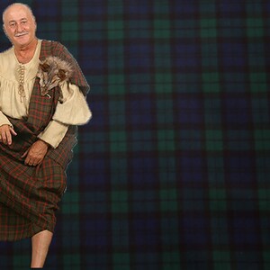 Peut inclure: Une personne vêtue d'un kilt écossais traditionnel et d'un châle à carreaux. Le kilt est à carreaux bruns et rouges, et le châle a un accent de fourrure. La personne porte une chemise couleur crème.