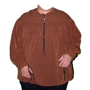 Può includere: Una camicia marrone a maniche lunghe con scollo arricciato e chiusura con coulisse nera.