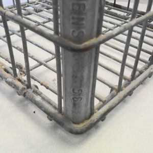 Puede incluir: Una caja de metal vintage con acabado galvanizado. La caja tiene una etiqueta que dice "5/8" y "BINS".