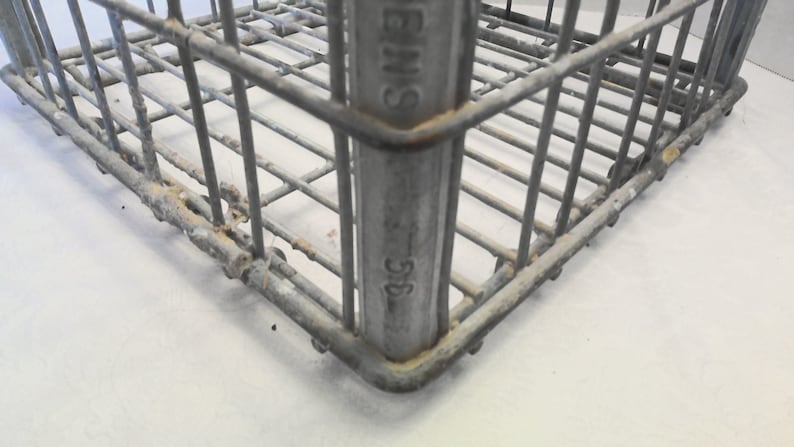 Puede incluir: Una caja de metal vintage con acabado galvanizado. La caja tiene una etiqueta que dice "5/8" y "BINS".