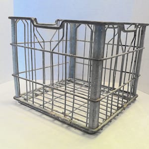 Puede incluir: Una caja de metal vintage con un dise&ntilde;o de malla de alambre. La caja est&aacute; pintada de plata y tiene las palabras "BLORDIENS CO." impresas en el lateral.