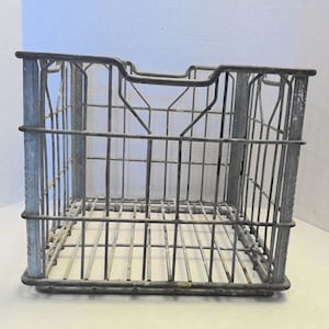 Puede incluir: Una caja de metal vintage de forma rectangular con un dise&ntilde;o de malla de alambre. La caja est&aacute; hecha de metal galvanizado y tiene una apariencia ligeramente oxidada.