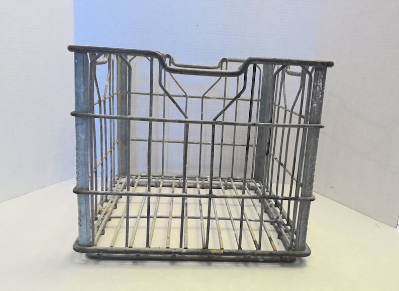 Puede incluir: Una caja de metal vintage de forma rectangular con un dise&ntilde;o de malla de alambre. La caja est&aacute; hecha de metal galvanizado y tiene una apariencia ligeramente oxidada.