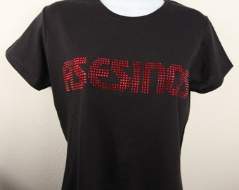 Los Asesinos (The Killers) Logo (12 "x 2,25") in brillanten roten Strasssteinen - T-Shirt, Tank Top oder Hoodie - ** kostenloser Versand in die USA **