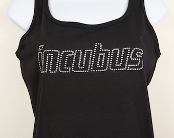 Logotipo de Incubus (8,5" x 2") en impresionantes diamantes de imitación transparentes o rojos. ***Envío gratuito en EE. UU.***