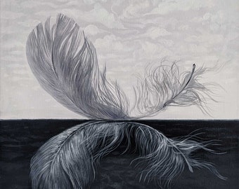 Puede incluir: Una pintura en blanco y negro de una pluma contra un cielo nublado. La pluma está parcialmente sumergida en un cuerpo de agua oscuro. La pintura está firmada "T.Kaldunenko 2017".