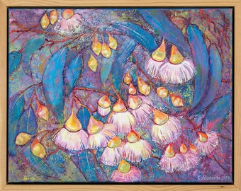 Puede incluir: Una pintura de una rama de eucalipto con flores rosas y blancas y capullos amarillos. Las hojas son de un verde azulado intenso y el fondo es un diseño abstracto morado y azul. La pintura está firmada "Koldunenko 2023" en la esquina inferior derecha.
