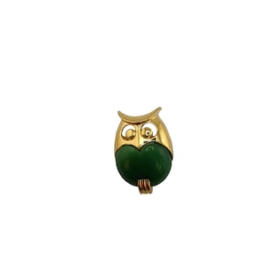 Super Cute Vintage Teeny TRIFARI Signed Resin Owl Pin (A4691)