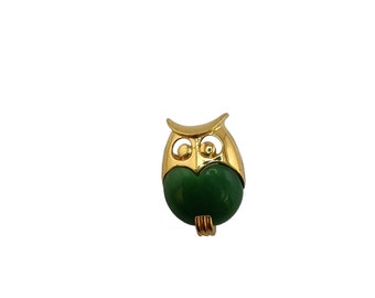 Super Cute Vintage Teeny TRIFARI Signed Resin Owl Pin (A4691)