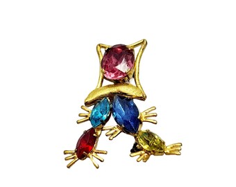 Vintage Czech Hat Shaped Brooch With Animals (A988)