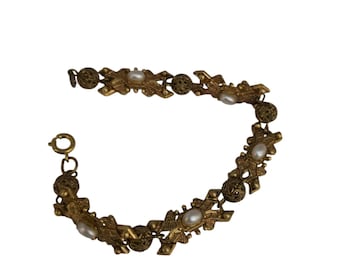 Vintage Unsigned Gold Tone Fancy Bracelet With Faux Pearls (A7897)