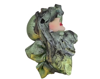 Vintage Resin 80s Lady Brooch (A9110)