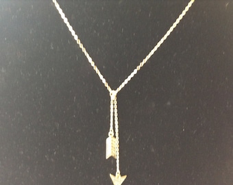 Dainty delicate trendy arrow necklace in silver or gold