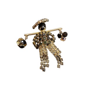 Vintage Rhinestone Water Carrier Brooch (A2103)