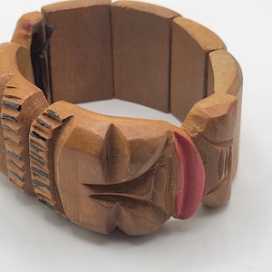 Doppelseitig geschnitztes Josephine Baker / Tribal Holz Stretch Armband (A215)