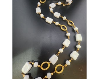 Vintage Resin Unsigned Necklace (A6290)