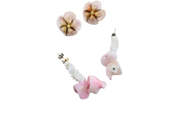 2 Pairs of Vintage Shell Earrings (A8280)