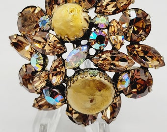 Regency Signed Sparkly Prong Set Raised Brooch