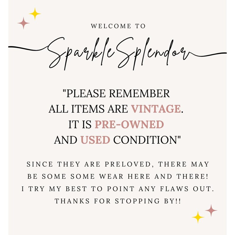 Puede incluir: Un letrero color crema con el texto "WELCOME TO Sparkle Splendor" en una fuente cursiva. El letrero tambi&eacute;n indica que todos los art&iacute;culos son vintage, de segunda mano y en condiciones de uso. Estrellas decorativas en las esquinas.