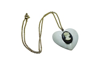 Vintage 60s Acrylic Heart Cameo Pendant Necklace (A895)