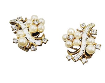 Vintage Signed Trifari Pat Pend Pearl Rhinestone Earrings (A2971)
