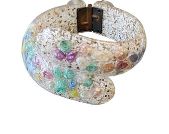 Vintage 50s Lucite Confetti Shell Clamper Bracelet (A2158)