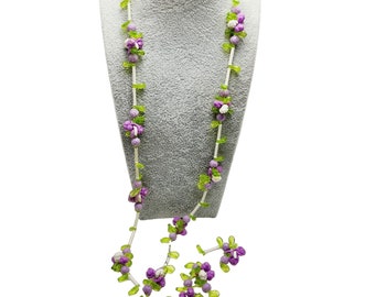 Vintage Long Molded Plastic Necklace (A920)
