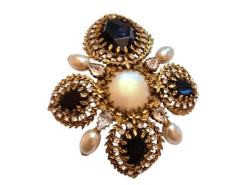 Vintage Unsigned Chanel Glass Rhinestone Faux Pearl Brooch Pin (A9088)