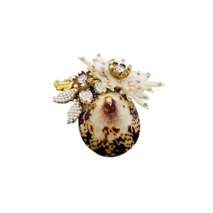 Fantastische VRBA-kauri-schelpbloemen geaccentueerd met enorme broche met parel en strass