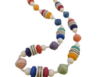 Vintage Unique Molded Resin & Plastic Necklace (A9189)