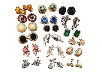 18 Vintage Pairs of Earrings (A4347)