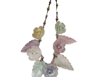 Vintage Early Molded Acrylic Flower & Leaf Necklace (A4398)