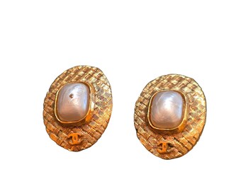 Vintage Authentic Signed Chanel Pearls 2009 #2095 Faux Mabe Pearl Earrings (A1570)