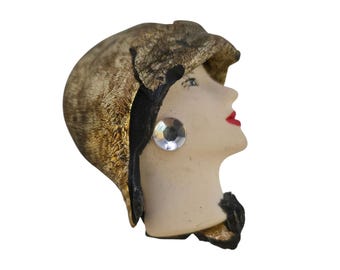 Vintage 80s Resin Lady Brooch (A9130)