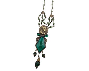 Beautiful Green Glass Reworked Czech Pendant Necklace (A8583)